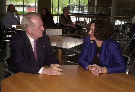 Renate Hendricks mit Bundespräsident Johannes Rau zur 50-Jahr-Feier des Bundeselternrats in Bonn, 2002